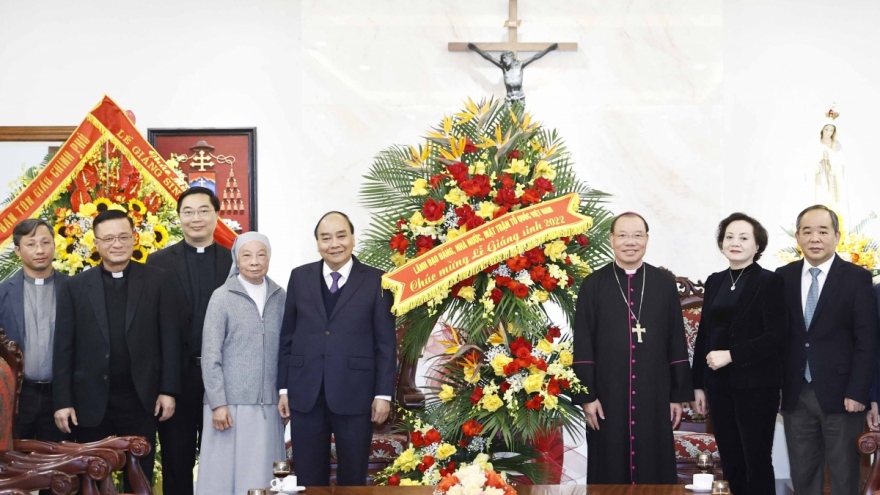 State president pays Xmas visit to Hanoi Archdiocese